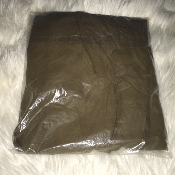 ❤️HOST PICK❤️ LAST 1 Olive green off shoulder top - Picture 4 of 4